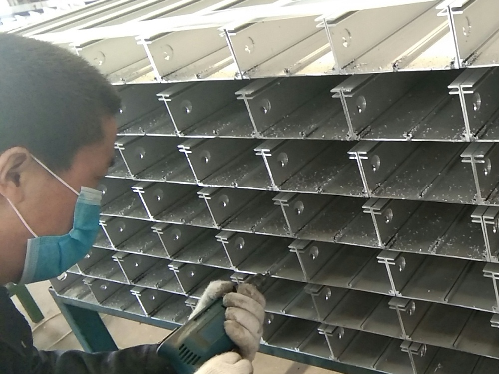 鋁型材加工廠(chǎng)家數控機床加工鋁合金led線(xiàn)條燈殼